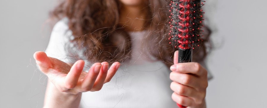 ¿Por qué se me cae el pelo?: causas y remedios