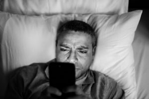 Persona cin insomnio mirando movil