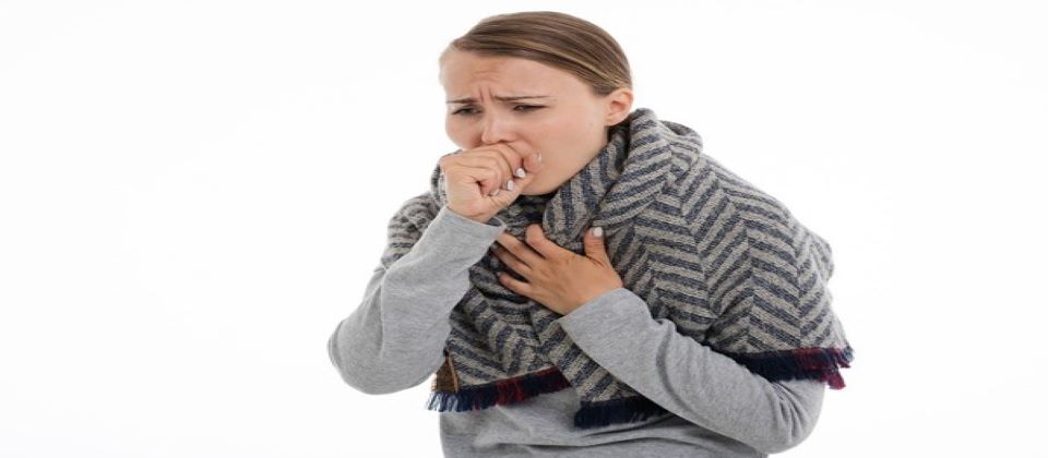 mujero tosiendo por gripe